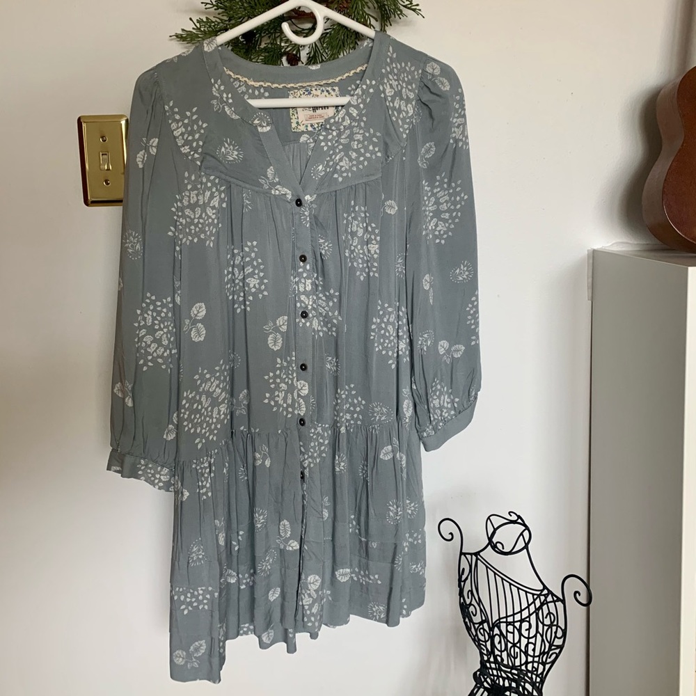 ANTHRO Holding Horses Light Blue/Gray Floral Tunic